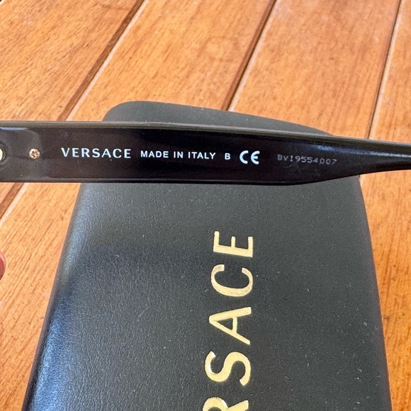 Versace eyeglass frames - Picture 4 of 4